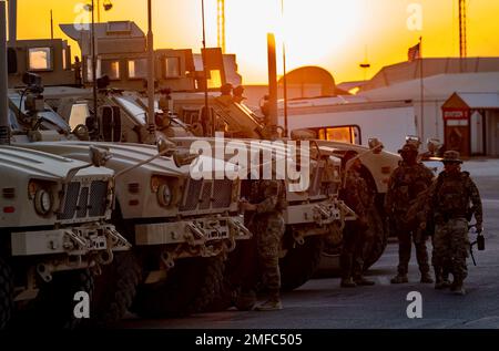 332d Expedition Security Forces Squadron hanno il loro Mine-Resistant Ambush Protected Vehicle (M--ATV) aspettano la notte in un luogo non divulgato nel sud-ovest asiatico 19 agosto 2022. Gli M-ATV sono progettati per prendere il posto di M1114 HMMWV ed è progettato per fornire gli stessi livelli di protezione dei precedenti Mine Resistant Ambush Protected (MRAP) più pesanti e più grandi con una maggiore mobilità. Foto Stock