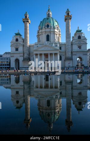 18th,ott,2022,Vienna,Austria.Vista del Karlskirche, una chiesa barocca situata sul lato sud di Karlsplatz a Vienna, Austria Foto Stock