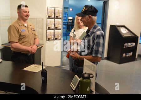 Il volontario attivo LS2(SW) Charles Fowler, assegnato alla USS Gerald R. Ford (CVN 78), presenta una spilla e una moneta commemorativa a Virgil Greene, che ha servito a bordo della USS Newport News (CA 148) come tecnico della caldaia di seconda Classe dal 1969-1973 durante la guerra del Vietnam. Greene stava visitando la mostra del Museo Navale di Hampton Roads, “la guerra dei dieci Mille giorni in mare: Gli Stati Uniti Navy in Vietnam, 1950-1975.” Il museo si trova al secondo piano dell'edificio Nauticus nel centro di Norfolk, Virginia Foto Stock