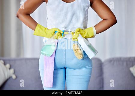 Donna, schiena e mani con detergente, spray o prodotti per il lavoro domestico, igiene o domestico a casa. Pulitore femminile, cameriera o governante Foto Stock