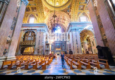 Vista interna della navata centrale, sezione navata con soffitto a doppia volta e cupola in oro alto. Alla Chiesa del Gesù nuovo chiesa cattolica di Na Foto Stock