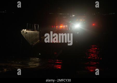 NEGLI STATI UNITI Navy Landing Craft, Utility (LCU) con Naval Beach Unit 7 si prepara ad atterrare sulla spiaggia durante un esercizio di raid in barca, Kin Blue, Okinawa, Giappone, 20 agosto, 2022. I Marines hanno condotto questo esercizio per rafforzare la loro capacità di condurre operazioni in barca e garantire terreni contesi sicuri. Il MEU 31st opera a bordo delle navi del Gruppo Amphibious Ready di Tripoli nell'area di attività della flotta 7th per migliorare l'interoperabilità con alleati e partner e servire come pronta forza di risposta per difendere la pace e la stabilità nella regione indomPacifico. Foto Stock