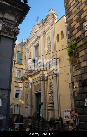 Vista esterna della piccola chiesa gialla nel quartiere Centro storico. Nella chiesa cattolica, Chiesa dei Santo Filippo e Giacomo. A Napoli, Foto Stock