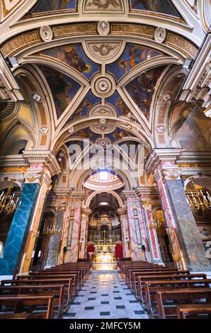 Vista interna della navata centrale, navata con cialde di legno. Nella Chiesa dei Santi Domenico Soriano e Nunzio Sulprizio. A Napoli, Napoli, Italia, Ital Foto Stock