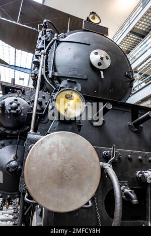 Una storica locomotiva a vapore primo piano, vista frontale Foto Stock