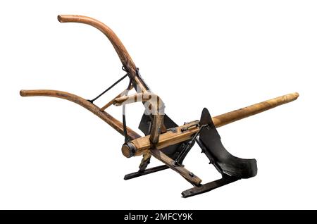 Vecchio aratro su sfondo bianco Foto Stock