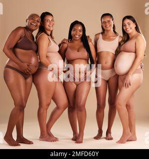 Gravidanza, bellezza e ritratto di amici in uno studio per la diversità, la maternità e il benessere prenatale. Maternità, amore e donne incinte che mostrano Foto Stock