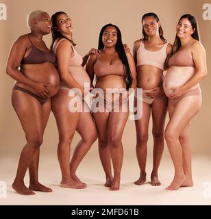 Gravidanza, comunità e ritratto di amici in studio per la diversità, la maternità e il benessere prenatale. Maternità, amore e donne incinte che mostrano Foto Stock