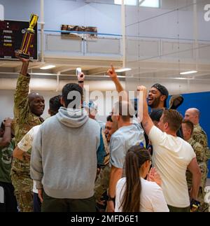 I militari dello Squadron, ingegnere civile del 5th, celebrano una vittoria al primo posto alla base dell'aeronautica militare Minot, North Dakota, 19 agosto 2022. Summer Games è un evento annuale in cui gli Airmen di base competono in varie attività fisiche ed eventi sportivi. Foto Stock