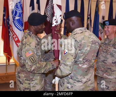 Col. Tony Nesbitt, centro, comandante degli Stati Uniti Army Medical Logistics Command, passa i colori degli Stati Uniti Agenzia Medica dell'Armata Materiel al comandante entrante, col. Gary Cooper. Cooper assunse il comando del comandante uscente, col. Ryan Bailey, a destra, durante una cerimonia di cambio di comando del 19 agosto a Fort Detrick, Maryland. La cerimonia è stata anche un'assunzione di responsabilità per il nuovo leader senior arruolato di Sgt. Maji Hugo Roman. USAMMA è un'unità di segnalazione diretta ad AMLC, il comando di gestione del ciclo di vita dell'esercito per il materiale medico. Foto Stock