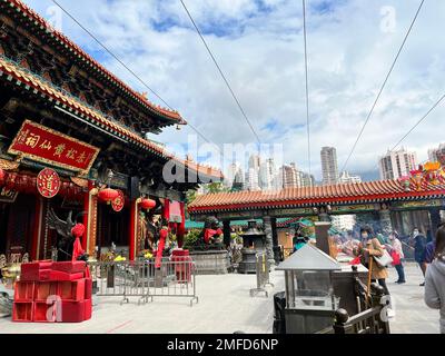 Hong Kong, gennaio 20 2023: Le persone non identificate adorano il dio taoiost a hong kong. Il Tempio di Wong Tai Sin è un santuario ben noto e importante attratto turistico Foto Stock