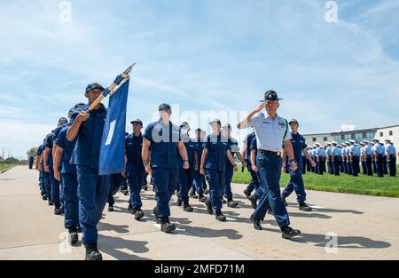 Laureati della società di reclutamento Papa-202 marzo durante una cerimonia di laurea per la società Mike-202 negli Stati Uniti Coast Guard Training Center Cape May, N.J., 19 agosto 2022. Centro di formazione i membri dello staff di Cape May sono ansiosi di continuare la Long Blue Line della Guardia Costiera per lo sviluppo di donne e uomini pronti per la flotta, che sono ansiosamente pronti a fare la differenza nella nostra Guardia Costiera. Foto Stock