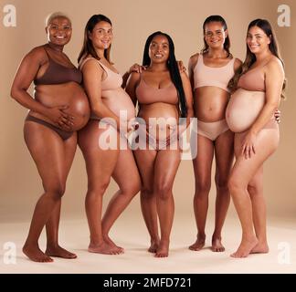 Gravidanza, donne e ritratto di amici in uno studio per la diversità, la maternità e il benessere prenatale. Mostra maternità, amore e donne incinte Foto Stock