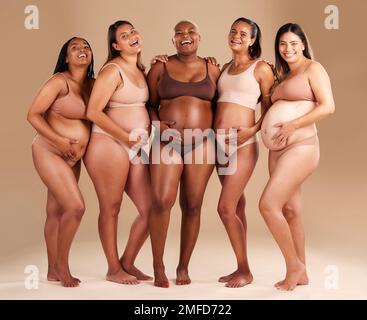 Gravidanza, corpo e ritratto di amici felici in uno studio per la diversità, la maternità e il benessere prenatale. Maternità, bellezza e donne incinte Foto Stock