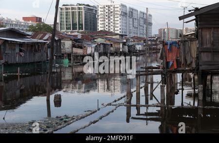 Case e ponti pedonali su palafitte. Kota Kinabalu, Malesia Foto Stock