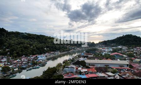 Veduta aerea del paesaggio dell'Alba dal Ponte di Siti Nurbaya, Jembatan Siti Nurbaya Padang, Sumatera Occidentale. Padang, Indonesia, 25 gennaio 2023 Foto Stock