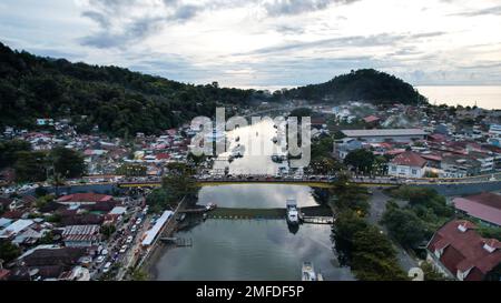 Veduta aerea del paesaggio dell'Alba dal Ponte di Siti Nurbaya, Jembatan Siti Nurbaya Padang, Sumatera Occidentale. Padang, Indonesia, 25 gennaio 2023 Foto Stock