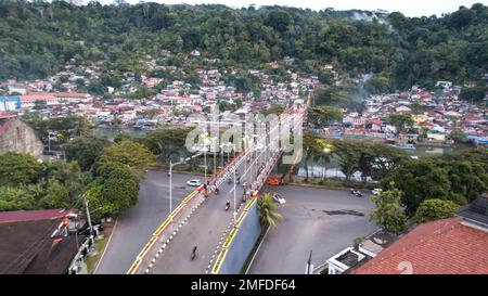 Veduta aerea del paesaggio dell'Alba dal Ponte di Siti Nurbaya, Jembatan Siti Nurbaya Padang, Sumatera Occidentale. Padang, Indonesia, 25 gennaio 2023 Foto Stock