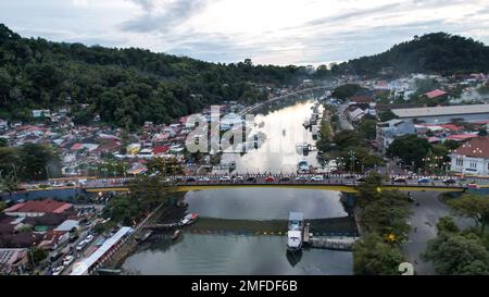 Veduta aerea del paesaggio dell'Alba dal Ponte di Siti Nurbaya, Jembatan Siti Nurbaya Padang, Sumatera Occidentale. Padang, Indonesia, 25 gennaio 2023 Foto Stock