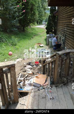 I detriti vengono sparsi nel cortile posteriore in staff Sgt. David Hall's, un meccanico di veicoli gommati per il 207th Engineer Co., cortile. Hall guardò le acque di alluvione che si alzavano e distruggevano il primo livello della sua casa da una collina dietro la sua casa che si trova a circa 20 metri dal fastidioso Creek. Foto Stock