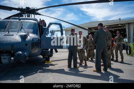 James Jacobson, vice comandante delle forze aeree del Pacifico, ha incontrato gli Airmen al 33rd Rescue Squadron della base aerea di Kadena, Giappone, 19 agosto 2022. Durante la visita alla RQS del 33rd, Jacobson ha appreso in prima persona l’importanza della missione dello squadrone, che consiste nel condurre operazioni di salvataggio nella regione. Foto Stock