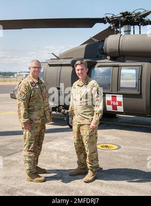 La Guardia Nazionale dell'esercito dell'Oregon Sgt. 1st Class Mark carter (a sinistra) e il maggiore Daniel Russell (a destra) fanno una pausa per una fotografia con uno degli stati HH-60m elicotteri Blackhawk assegnati per la ricerca e il salvataggio (SAR) a McNairy Field, a Salem, Oregon, il 19 agosto 2022. La Guardia Nazionale dell'Oregon ha 12 Blackhawks e quattro elicotteri UH-72A Lakota per aiutare nelle missioni di aviazione SAR. (Foto della Guardia Nazionale di John Hughel, Oregon Military Department Public Affairs) Foto Stock