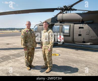 La Guardia Nazionale dell'esercito dell'Oregon Sgt. 1st Class Mark carter (a sinistra) e il maggiore Daniel Russell (a destra) fanno una pausa per una fotografia con uno degli stati HH-60m elicotteri Blackhawk assegnati per la ricerca e il salvataggio (SAR) a McNairy Field, a Salem, Oregon, il 19 agosto 2022. La Guardia Nazionale dell'Oregon ha 12 Blackhawks e quattro elicotteri UH-72A Lakota per aiutare nelle missioni di aviazione SAR. (Foto della Guardia Nazionale di John Hughel, Oregon Military Department Public Affairs) Foto Stock