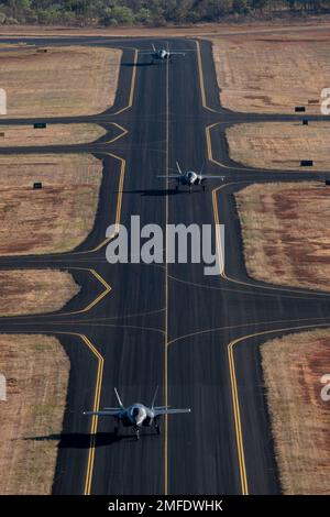 U.S. Marine Corps F-35B Lightning II Aircraft assegnato a Marine Aircraft Group 12 taxi presso la Royal Australian Air Force base Tindal, Australia, 19 agosto 2022. Exercise Pitch Black è il più grande e complesso esercizio di occupazione della forza aerea reale australiana. Pitch Black 2022 è in corso presso RAAF Bases Darwin, Tindal e Amberley dal 19 agosto al 8 settembre 22. L'esercizio di quest'anno ospiterà fino a 2500 persone e circa 100 aeromobili provenienti da 17 nazioni partecipanti provenienti da tutto il mondo. Attività come l'esercizio Pitch Black riconoscono la forte relazione dell'Australia Foto Stock