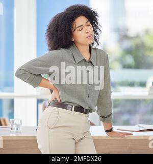 Affari, mal di schiena e donna nera con stress, burnout e fatica in ufficio, sforzo muscolare e sovraccarico. Impiegato femminile afro-americano Foto Stock
