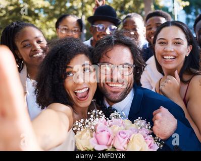 Amici, sposi e sposi con selfie di nozze per la cerimonia all'aperto celebrazione di felicità, amore e gioia. Matrimonio, felice e rapporto interrazziale Foto Stock