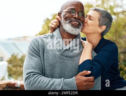 Fa la mia giornata, ogni giorno. una coppia anziana felice che gode di tempo di qualità al parco. Foto Stock