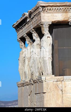 ATENE, GRECIA - 21 SETTEMBRE 2012: È un portico con cariatidi sul Tempio dell'Erechtheion, uno dei templi dell'Acropoli greca. Foto Stock