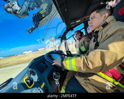 I vigili del fuoco Abel Saldivar (a destra) e Anthony Klima (a sinistra) dell'ingegnere civile Squadron del 902nd rispondono a un'esercitazione di emergenza per un Falcon combattente F-16 presso la base comune di San Antonio-Lackland 19 agosto 2022. L’esercizio ha testato le capacità del pompiere di ottenere la chiamata e rispondere, arrivare in scena ed estrarre il pilota in sicurezza. Foto Stock