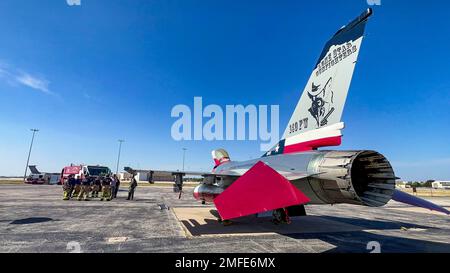 I vigili del fuoco dello Squadron, ingegnere civile del 902nd, si riuniscono dopo un esercizio di emergenza per un Falcon combattente F-16 presso la base comune di San Antonio-Lackland, Texas, 19 agosto 2022. La 149th Fighter Wing e l'ingegnere civile 902nd Squadron hanno partecipato a un esercizio congiunto che ha permesso ai vigili del fuoco di acquisire familiarità con il F-16 e di allenarsi in caso di emergenza Foto Stock