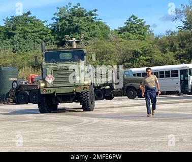 SANTA RITA, Guam (19 agosto 2022) Construction Mechanic 3rd Class Ricky Wu e Constructionman di Construction Mechanic Kody Chamberlain, assegnato al Naval Mobile Construction Battaglione (NMCB) 11, trasferiscono un veicolo tattico medio al negozio di attrezzature pesanti per la manutenzione preventiva a Camp Covington, base navale Guam, Santa Rita, Guam, Agosto 19, 2022. NMCB 11 è stato implementato in futuro per eseguire la costruzione, l'assistenza umanitaria e la cooperazione per la sicurezza teatrale negli Stati Uniti Sesto e settimo settore della flotta. Foto Stock