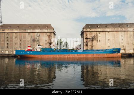 Danzica, Polonia - Maggio 2022 la nave traghetto turistica passa attraverso il fiume Motlawa fino al Mar Baltico. POV dal traghetto nuoto sul canale del fiume. Traghetto in barca a vela dal centro storico di Danzica. Navi e navi da crociera intorno. Attrazione turistica Foto Stock