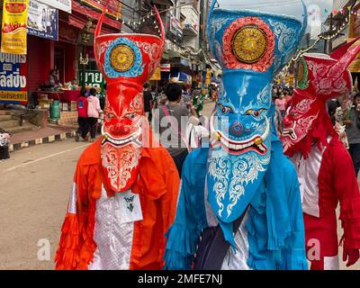 Thai uomini durante il Phi ta Kon festival. Dansai, Thailandia Foto stock -  Alamy