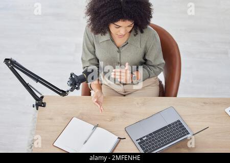 Comunicazione con microfono, podcast in streaming per laptop e donne nere, talk show radiofonico o speaker che forniscono consigli commerciali. Trasmissione online, live streaming Foto Stock