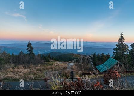 Vista dalla collina di Lysa Hora in Moravskoslezske Beskydy montagne nella repubblica Ceca durante il tramonto autunnale Foto Stock