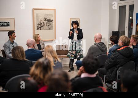 Il 23 gennaio 2023, il Ministro federale dell'interno Nancy Faser e la dott.ssa Viola Matthatil-Reuther, candidata alla Camera dei rappresentanti di Berlino, hanno visitato l'iniziativa Kulturschoepfer a Berlino-Friedrichshain. Sono stati accolti da Christopher Elmerick, un rappresentante di Kulturschoepfer, un'organizzazione senza scopo di lucro che mira a colmare il divario tra i settori artistico, economico e sociale. Kulturschoepfer è un hub per i berlinesi e internazionali dal 2013, fornendo opportunità per la crescita artistica e culturale, lo sviluppo professionale, il coinvolgimento della comunità, e internatio Foto Stock