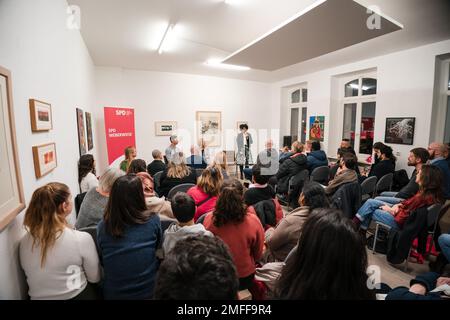 Il 23 gennaio 2023, il Ministro federale dell'interno Nancy Faser e la dott.ssa Viola Matthatil-Reuther, candidata alla Camera dei rappresentanti di Berlino, hanno visitato l'iniziativa Kulturschoepfer a Berlino-Friedrichshain. Sono stati accolti da Christopher Elmerick, un rappresentante di Kulturschoepfer, un'organizzazione senza scopo di lucro che mira a colmare il divario tra i settori artistico, economico e sociale. Kulturschoepfer è un hub per i berlinesi e internazionali dal 2013, fornendo opportunità per la crescita artistica e culturale, lo sviluppo professionale, il coinvolgimento della comunità, e internatio Foto Stock