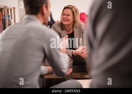 Berlino, Germania. 23rd Jan, 2023. Il 23 gennaio 2023, il Ministro federale dell'interno Nancy Faser e la dott.ssa Viola Matthatil-Reuther, candidata alla Camera dei rappresentanti di Berlino, hanno visitato l'iniziativa Kulturschoepfer a Berlino-Friedrichshain. Sono stati accolti da Christopher Elmerick, un rappresentante di Kulturschoepfer, un'organizzazione senza scopo di lucro che mira a colmare il divario tra i settori artistico, economico e sociale. Kulturschoepfer è un hub per i berlinesi e internazionali dal 2013, fornendo opportunità per la crescita artistica e culturale, lo sviluppo professionale, co Foto Stock