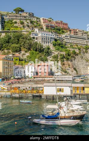 Sorrento Italia Agosto 1 2013 porticciolo con vista panoramica con barche, muri del porto e alberghi sulle scogliere Foto Stock