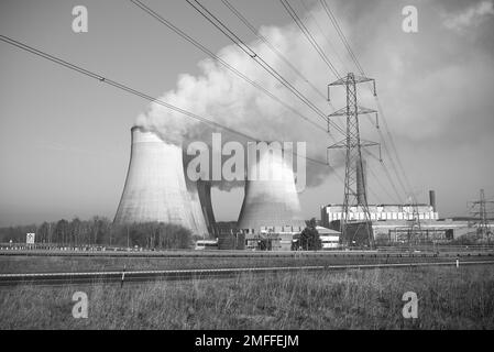 Vapore che sale dalle torri di raffreddamento di Ratcliffe sulla centrale elettrica di Nottinghamshire, Regno Unito Foto Stock