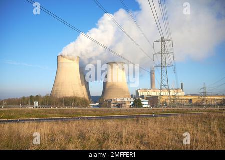 Vapore che sale dalle torri di raffreddamento di Ratcliffe sulla centrale elettrica di Nottinghamshire, Regno Unito Foto Stock