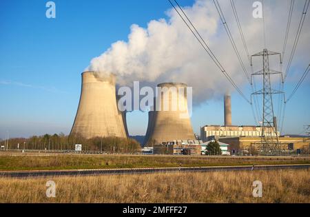 Vapore che sale dalle torri di raffreddamento di Ratcliffe sulla centrale elettrica di Nottinghamshire, Regno Unito Foto Stock