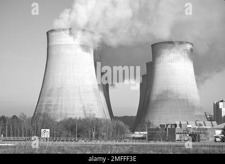 Vapore che sale dalle torri di raffreddamento di Ratcliffe sulla centrale elettrica di Nottinghamshire, Regno Unito Foto Stock