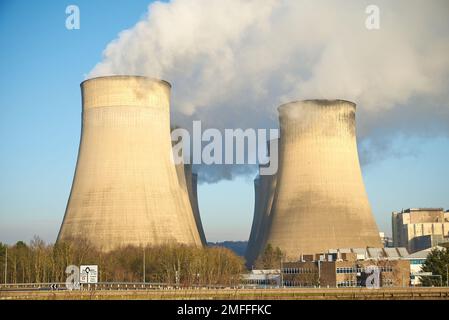 Vapore che sale dalle torri di raffreddamento di Ratcliffe sulla centrale elettrica di Nottinghamshire, Regno Unito Foto Stock