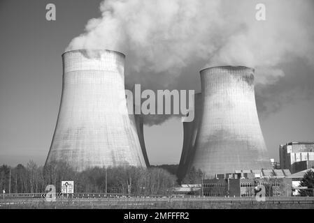 Vapore che sale dalle torri di raffreddamento di Ratcliffe sulla centrale elettrica di Nottinghamshire, Regno Unito Foto Stock