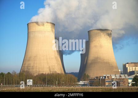 Vapore che sale dalle torri di raffreddamento di Ratcliffe sulla centrale elettrica di Nottinghamshire, Regno Unito Foto Stock